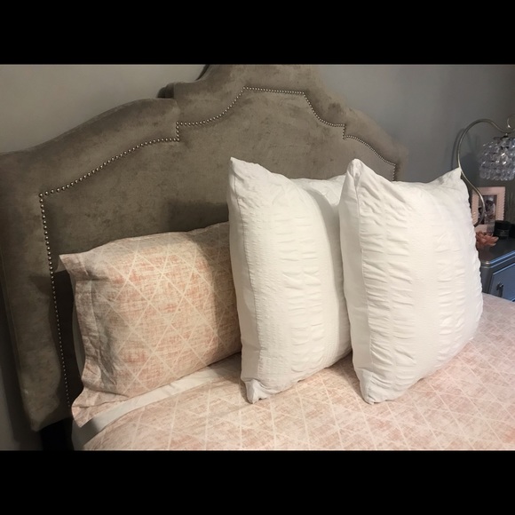Queen Size Duvet Cover and 2 Pillow Shams ( from Urban Barn) - Picture 3 of 4